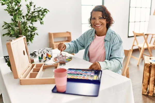 Middelbare Leeftijd Spaanse Kunstenaar Vrouw Glimlachend Gelukkig Tekenen Kunst Studio — Stockfoto