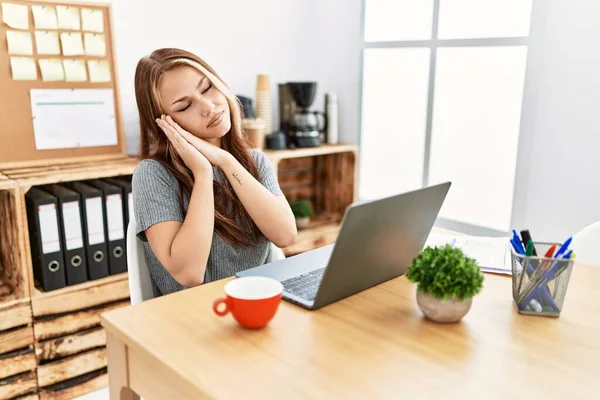 Joven Morena Trabajando Oficina Con Laptop Durmiendo Cansada Soñando Posando — Foto de Stock