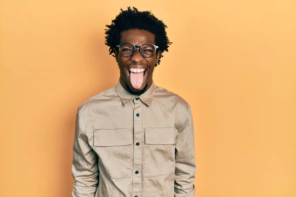 Joven Hombre Afroamericano Vistiendo Ropa Casual Gafas Sacando Lengua Feliz — Foto de Stock