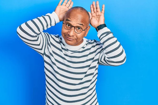 Hombre Latino Mediana Edad Vistiendo Ropa Casual Gafas Haciendo Gesto —  Fotos de Stock