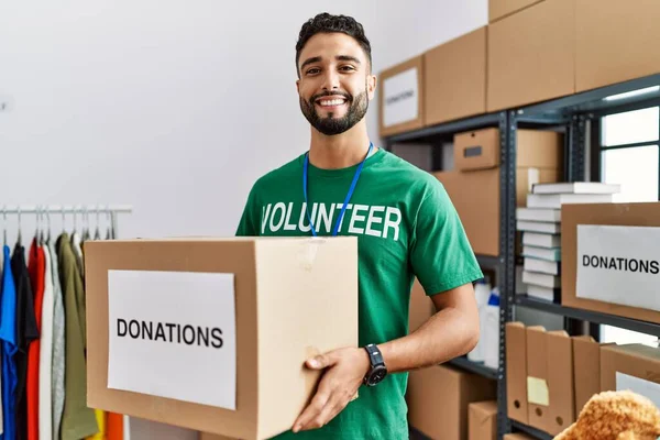 Jonge Arabier Man Draagt Vrijwilliger Uniform Met Donaties Doos Het — Stockfoto