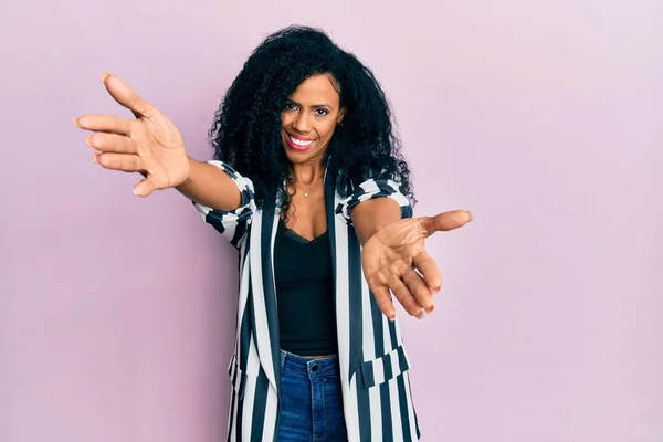 Mulher Afro Americana Meia Idade Vestindo Roupas Casuais Olhando Para — Fotografia de Stock