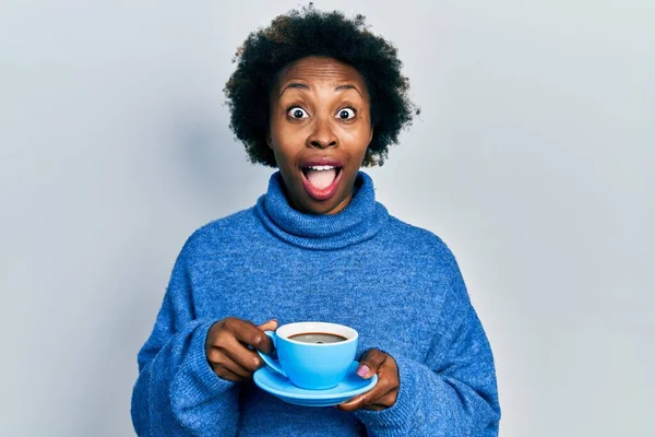 Mladý Africký Američan Žena Pití Šálek Kávy Slaví Blázen Ohromen — Stock fotografie
