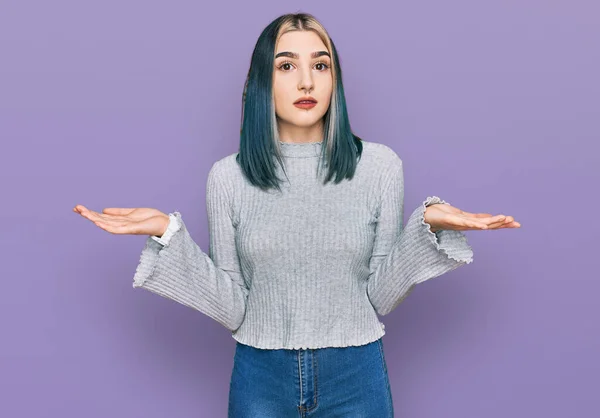 Ung Moderne Pige Iført Afslappet Sweater Clueless Forvirret Udtryk Med - Stock-foto