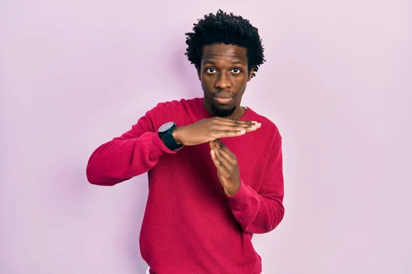 Ung Afrikansk Amerikan Man Bär Casual Kläder Sitter Inne Gest — Stockfoto