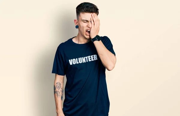 Kulakları Genişlemiş Gönüllü Tişört Giyen Yorgun Yarı Yüzü Gözü Ağzı — Stok fotoğraf