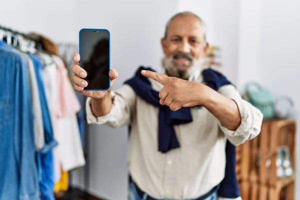 Älterer Grauhaariger Mann Hält Smartphone Bekleidungsgeschäft — Stockfoto