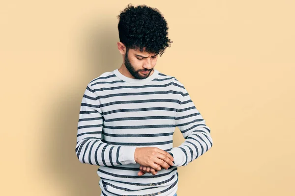 Jovem Árabe Homem Com Barba Vestindo Camisola Listrada Casual Verificando — Fotografia de Stock