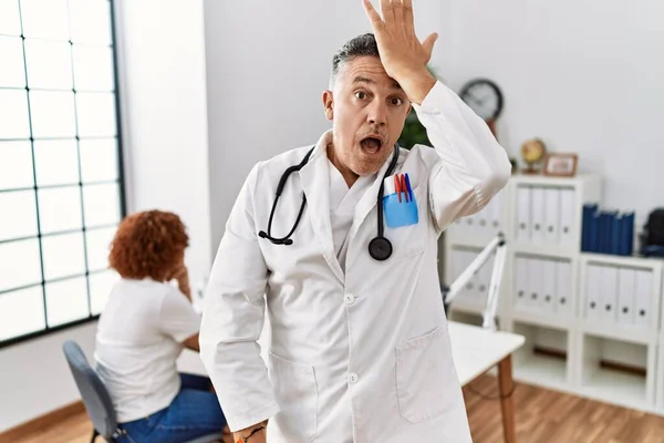 Middelbare Leeftijd Arts Man Kliniek Met Een Patiënt Verrast Met — Stockfoto