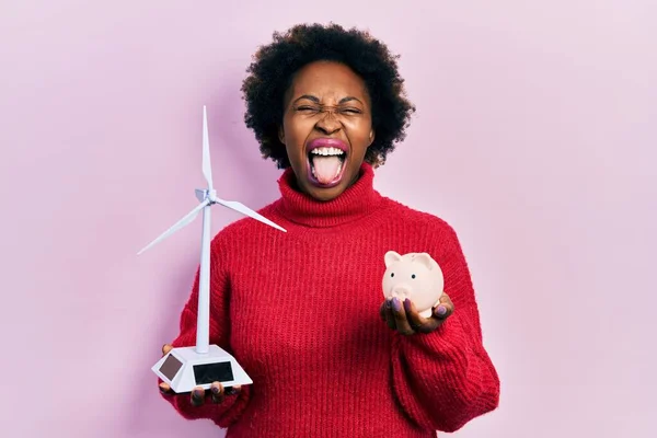 Junge Afrikanisch Amerikanische Frau Hält Windmühle Und Sparschwein Die Höhe — Stockfoto