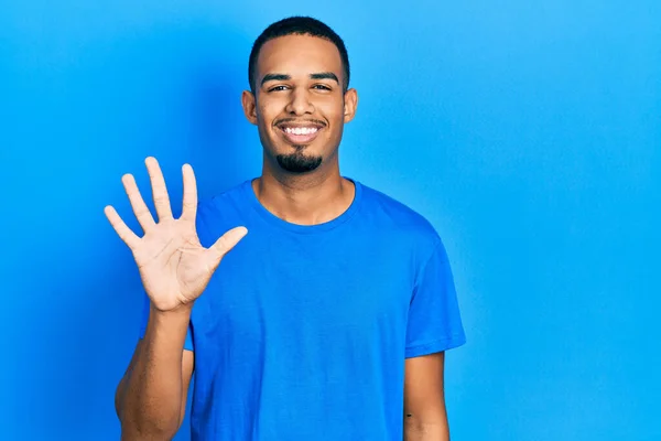 Jonge Afro Amerikaanse Man Draagt Casual Blauw Shirt Tonen Wijzen — Stockfoto