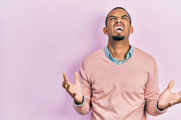エレガントな服を着ている若いアフリカ系アメリカ人の男性は 狂気と怒りの叫びと積極的な表現と腕を上げて叫んでいた フラストレーションコンセプト — ストック写真