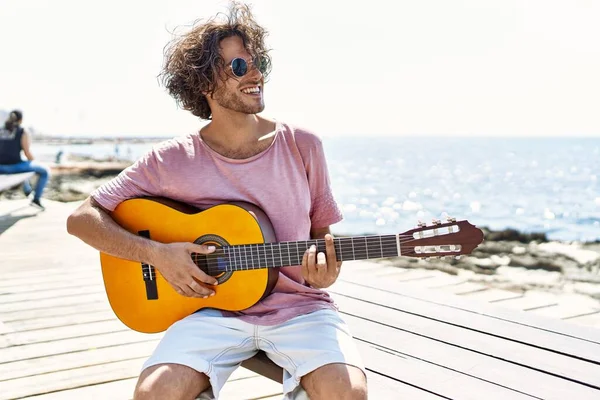 Genç Spanyol Adam Klasik Gitar Çalıyor Sahilde Bankta Oturuyor — Stok fotoğraf