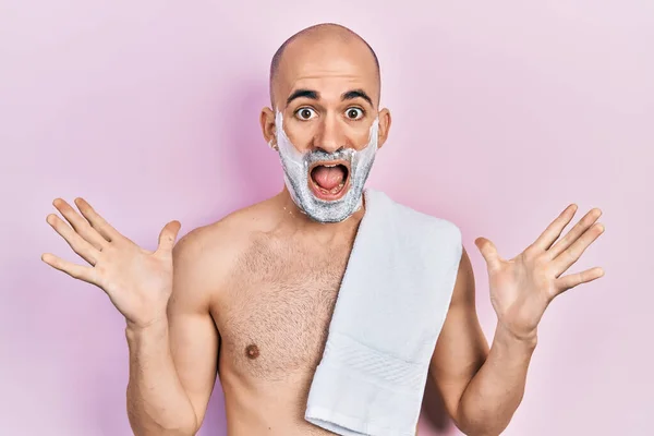 Joven Hombre Calvo Sin Camisa Barba Afeitar Con Espuma Celebrando — Foto de Stock