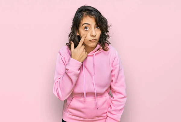Jonge Latijns Amerikaanse Vrouw Draagt Casual Sweatshirt Wijzen Naar Het — Stockfoto