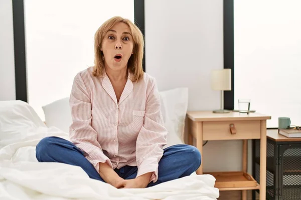 Mujer Caucásica Mediana Edad Con Pijama Sentado Cama Asustado Sorprendido —  Fotos de Stock