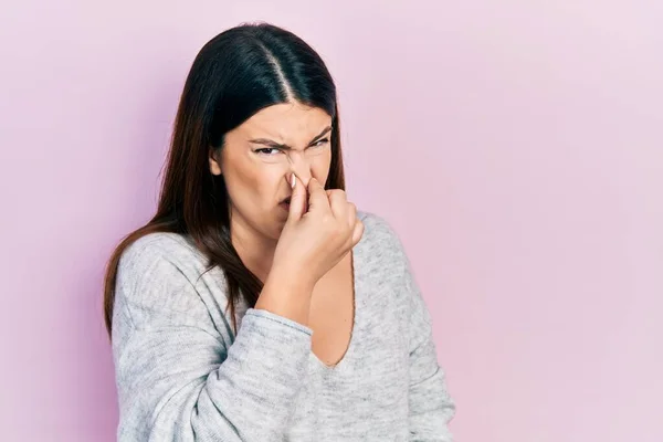 Junge Hispanische Frau Lässiger Kleidung Die Etwas Stinkendes Und Ekelhaften — Stockfoto