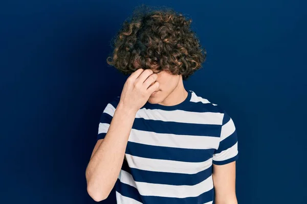 Ein Hübscher Junger Mann Lässig Gestreiftem Shirt Reibt Sich Müde — Stockfoto