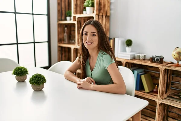 Jovem Hispânica Sorrindo Confiante Sentado Mesa Casa — Fotografia de Stock