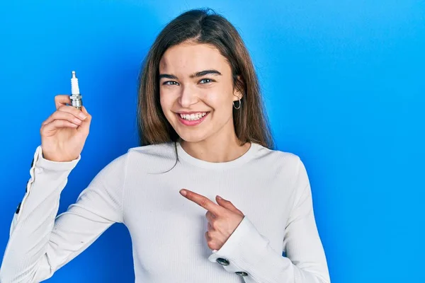 Jong Kaukasisch Meisje Holding Vonk Plug Glimlachen Gelukkig Wijzend Met — Stockfoto