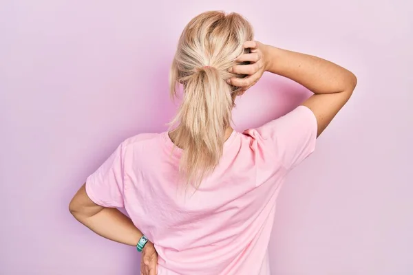 Jeune Femme Blonde Portant Casual Rose Shirt Envers Pensant Doute — Photo
