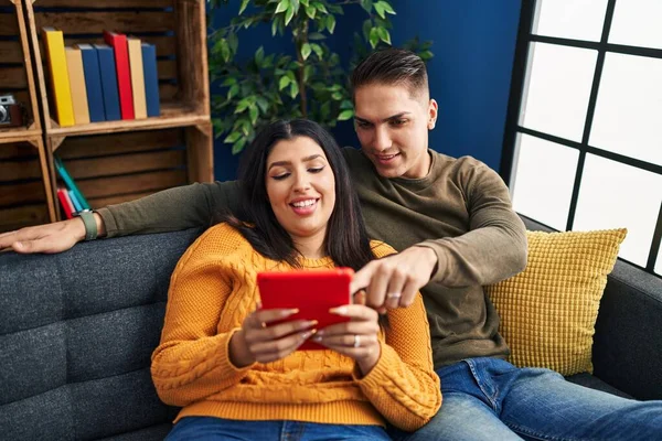 Άνδρας Και Γυναίκα Ζευγάρι Αγκαλιάζονται Χρησιμοποιώντας Touchpad Στο Σπίτι — Φωτογραφία Αρχείου