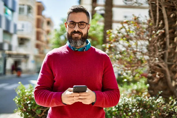 Jonge Spaanse Uitvoerende Man Glimlacht Gelukkig Met Behulp Van Smartphone — Stockfoto