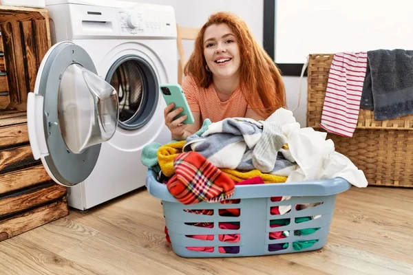 Giovane Rossa Donna Utilizzando Smartphone Clohes Lavaggio Lavanderia — Foto Stock