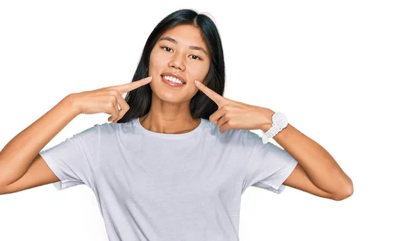 Krásná Mladá Asijská Žena Sobě Ležérní Bílé Tričko Veselým Úsměvem — Stock fotografie