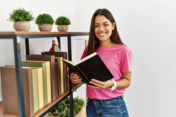 Mladá Latinsky Žena Usměvavá Sebevědomé Čtení Knihy Doma — Stock fotografie