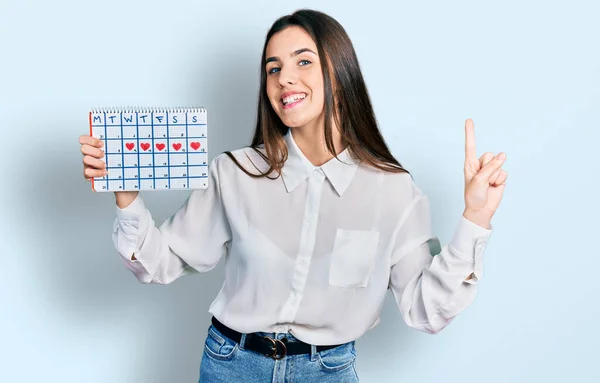 Giovane Adolescente Bruna Che Tiene Calendario Del Cuore Sorridente Con — Foto Stock