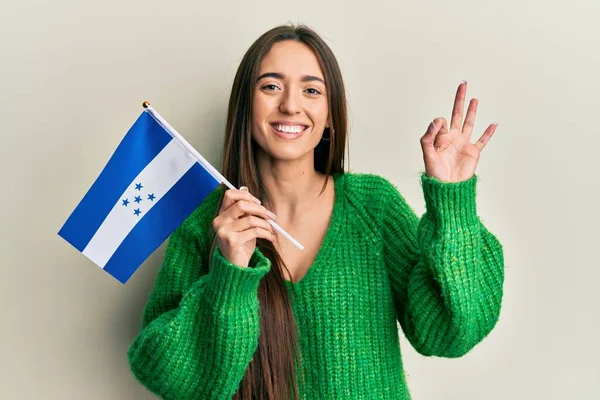 Jong Spaans Meisje Met Honduras Vlag Doet Teken Met Vingers — Stockfoto