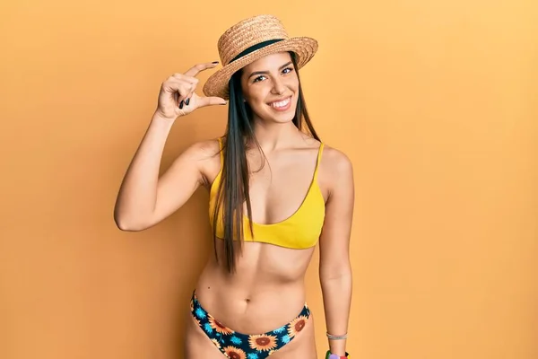 Ung Latinamerikansk Kvinna Klädd Bikini Och Sommarmössa Leende Och Självsäker — Stockfoto