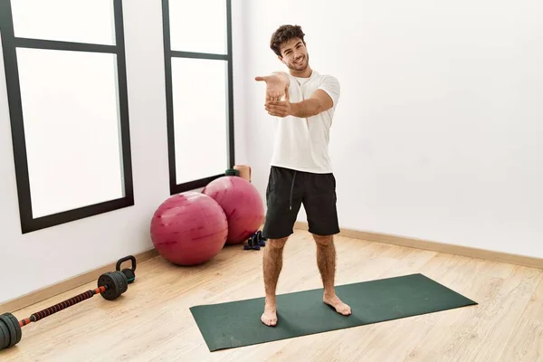 Giovane Uomo Ispanico Sorridente Fiducioso Stretching Centro Sportivo — Foto Stock