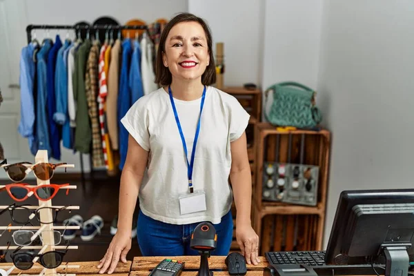 Belle Femme Hispanique Âge Moyen Travaillant Comme Manager Boutique Détail — Photo