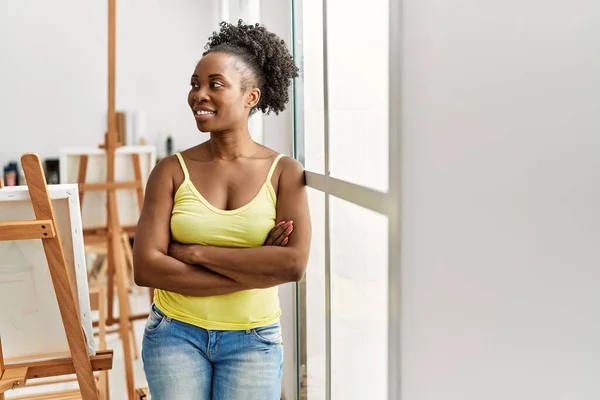 Genç Afrikalı Amerikalı Sanatçı Gülümsüyor Resim Stüdyosunda Kollarını Kavuşturmuş Mutlu — Stok fotoğraf