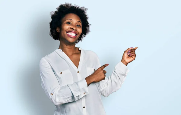 Mujer Afroamericana Con Pelo Afro Vistiendo Camiseta Blanca Casual Sonriendo — Foto de Stock