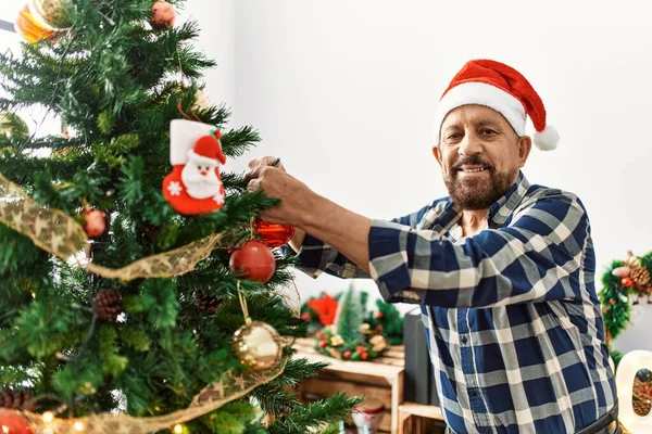 Hombre Mayor Con Barba Con Sombrero Santa Claus Celebrando Navidad —  Fotos de Stock