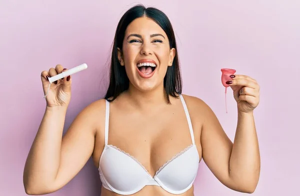 Schöne Brünette Frau Mit Menstruationstasse Unterwäsche Überrascht Mit Einer Idee — Stockfoto