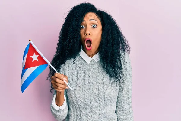 Middelbare Leeftijd Afrikaanse Amerikaanse Vrouw Met Cuba Vlag Bang Verbaasd — Stockfoto