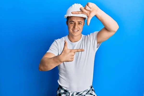 Bonito Jovem Vestindo Uniforme Construtor Hardhat Sorrindo Fazendo Moldura Com — Fotografia de Stock