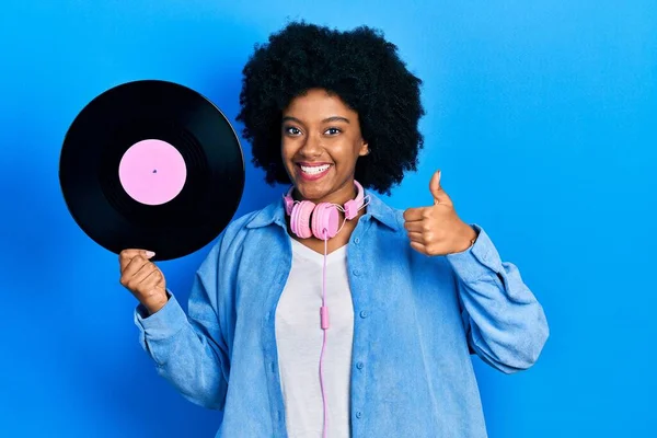 Ung Afrikansk Amerikansk Kvinna Bär Hörlurar Håller Vinyl Skiva Ler — Stockfoto