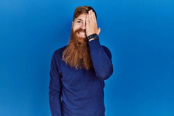 Uzun Sakallı Kızıl Saçlı Adam Mavi Arka Planda Günlük Mavi — Stok fotoğraf