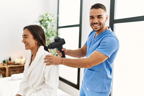 Lateinische Männer Und Frauen Physiotherapie Uniform Massieren Nacken Mit Perkussionspistole — Stockfoto