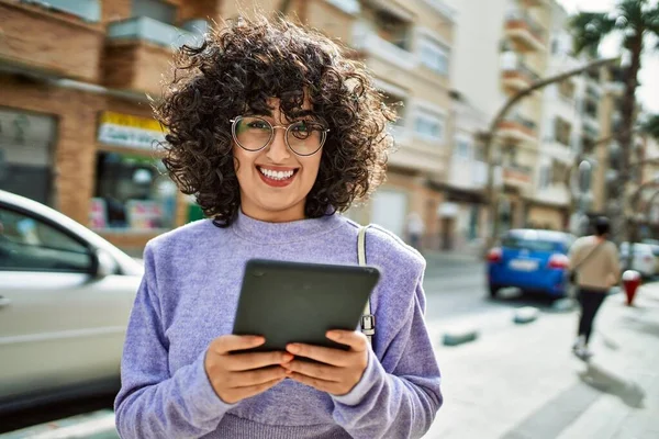 Jovem Mulher Oriente Médio Sorrindo Confiante Usando Touchpad Rua — Fotografia de Stock