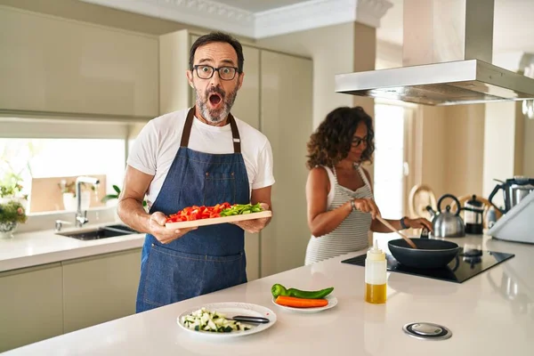Pareja Mediana Edad Cocinando Comida Mediterránea Casa Asustada Sorprendida Con — Foto de Stock