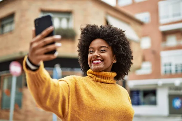 Ung Afrikansk Amerikansk Flicka Ler Glad Gör Selfie Smartphone Staden — Stockfoto