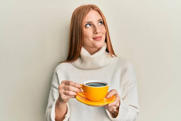 Jovem Irlandesa Bebendo Uma Xícara Café Sorrindo Olhando Para Lado — Fotografia de Stock