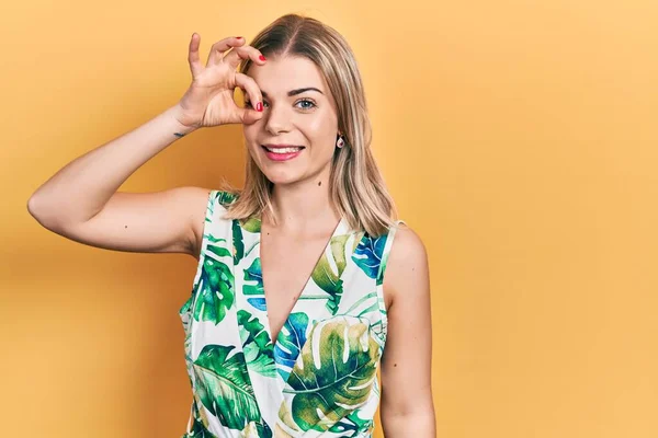 Hermosa Mujer Caucásica Vistiendo Vestido Verano Sonriendo Feliz Haciendo Signo —  Fotos de Stock