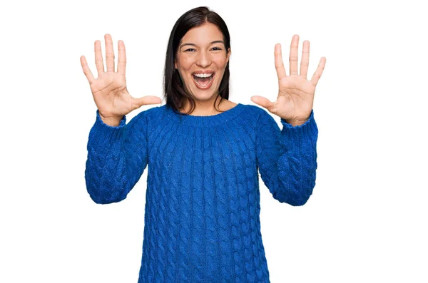 Junge Hispanische Frau Lässiger Kleidung Zeigt Mit Finger Nummer Zehn — Stockfoto